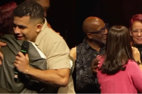 Mulher pede oração a comediante e volta para Jesus durante stand-up cristão