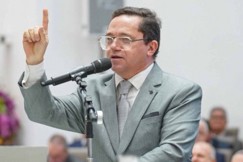 “Não me dê a Paz do Senhor”: Pastor critica uso de roupas de academia por fiéis